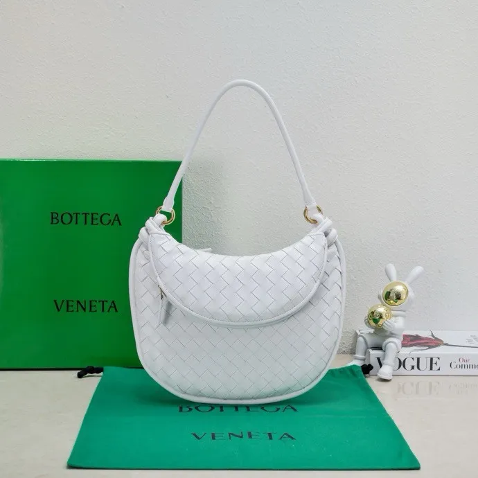 Batch 1860 Bv Shu Qi's same "Gemelli" twin bag 👇 Locked in advance 24 years of hot style 💕 Gemelli is paired with two half-moon shaped bags, matched with the brand's iconic intrecciato woven sheepskin, equipped with a detachable tubular handle, which can be used as a clutch, on the shoulder or by flipping the small crescent moon as a handle, or as a long shoulder strap 🉑️ crossbody The dual design has a personalized yet charming attitude, and the eye-catching visual impact brings an elegant and fashionable feeling. It is a bag worth buying💥 Size: 36x25x10, Model: 4281#